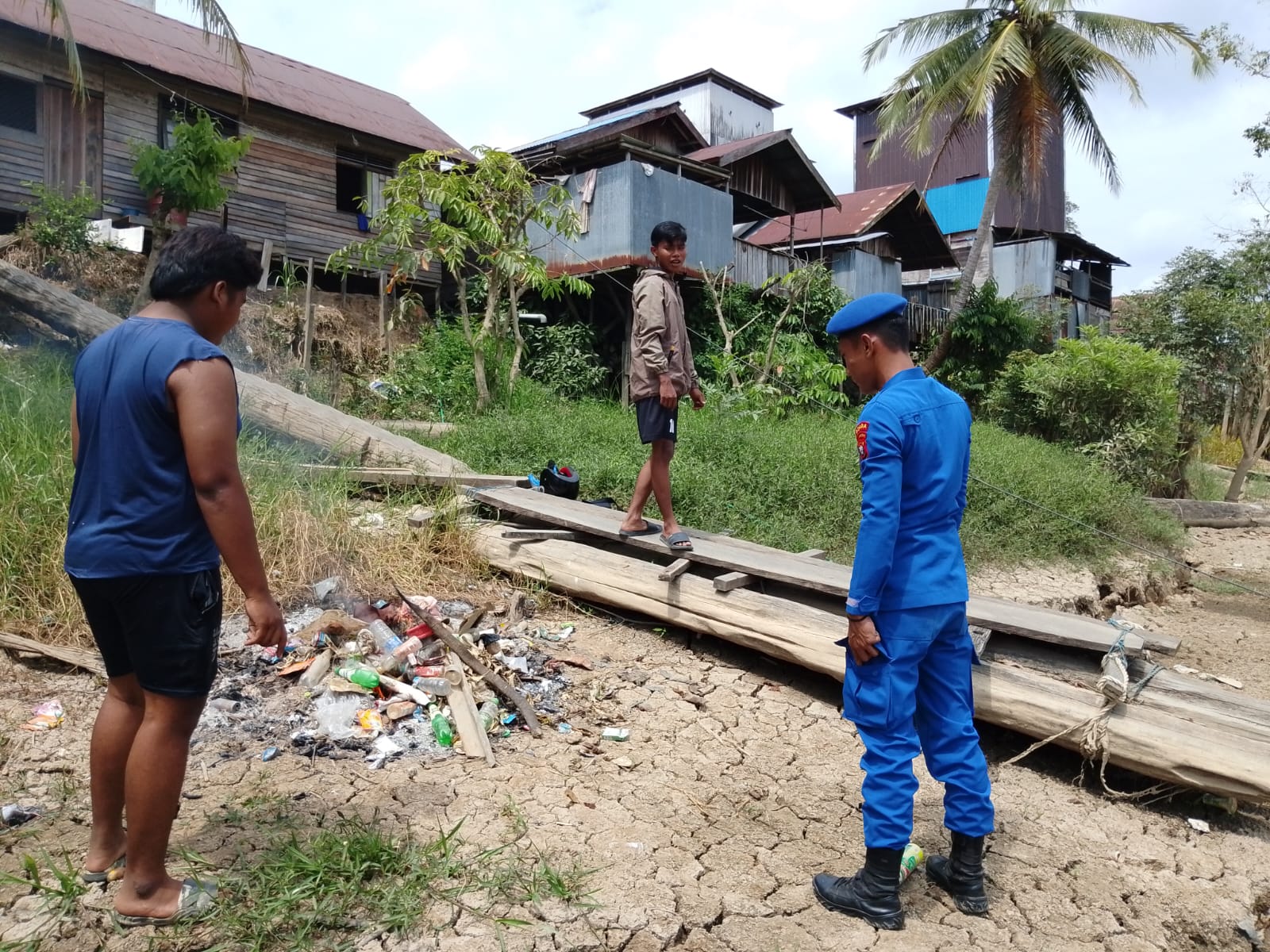Ditpolairud Polda Kalteng Ajak Warga Muara Teweh Bersihkan Pesisir Sungai Barito dari Sampah Plastik