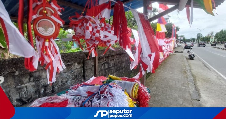 Pedagang Bendera Merah Putih di Mimika Mulai Raup Rezeki Jelang HUT ke-81 RI, Omzet Capai Puluhan Juta
