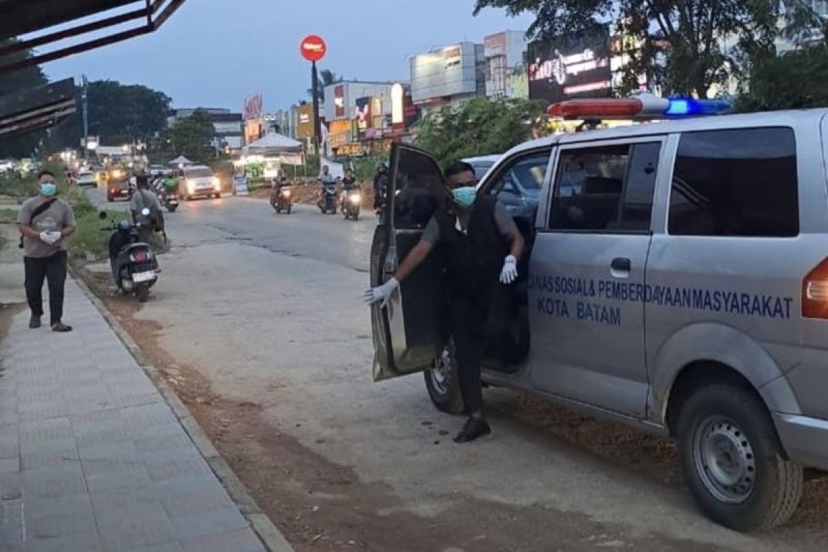 Dinsos PM Batam Evakuasi Pria Sakit Diduga Kusta di Cikitsu, Pulangkan ke Tembilahan Setelah Sembuh