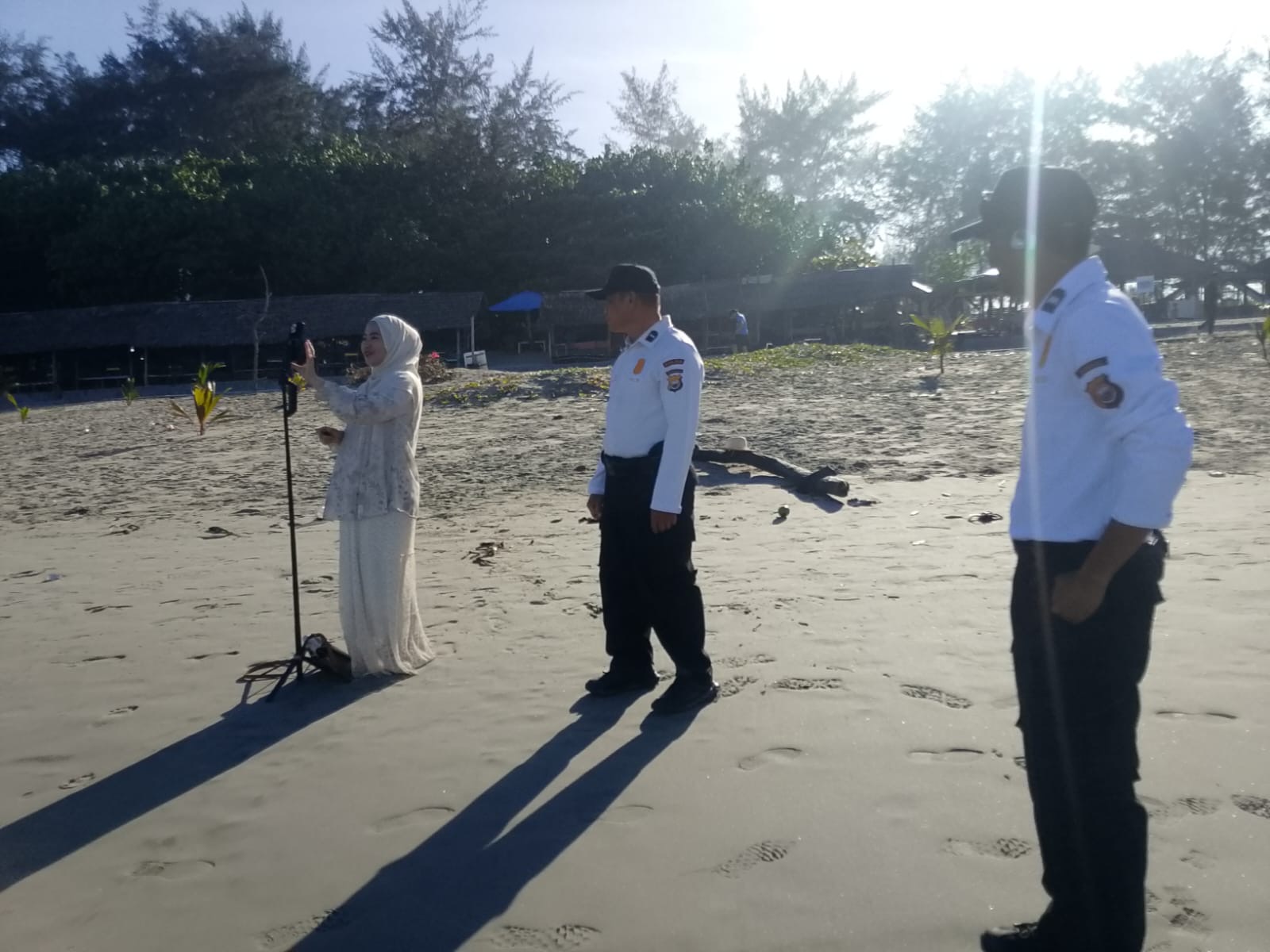 Polisi Patroli Dialogis di Pantai Panjang dan Bengkulu Indah Mall, Imbau Orang Tua Awasi Anak di Pantai