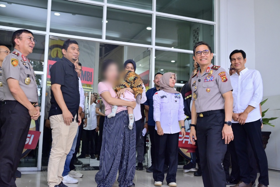 Bayi 8 Bulan Korban Dugaan TPPO di Jambi Diserahkan ke Ibu Kandung, Kapolda Fasilitasi Langsung
