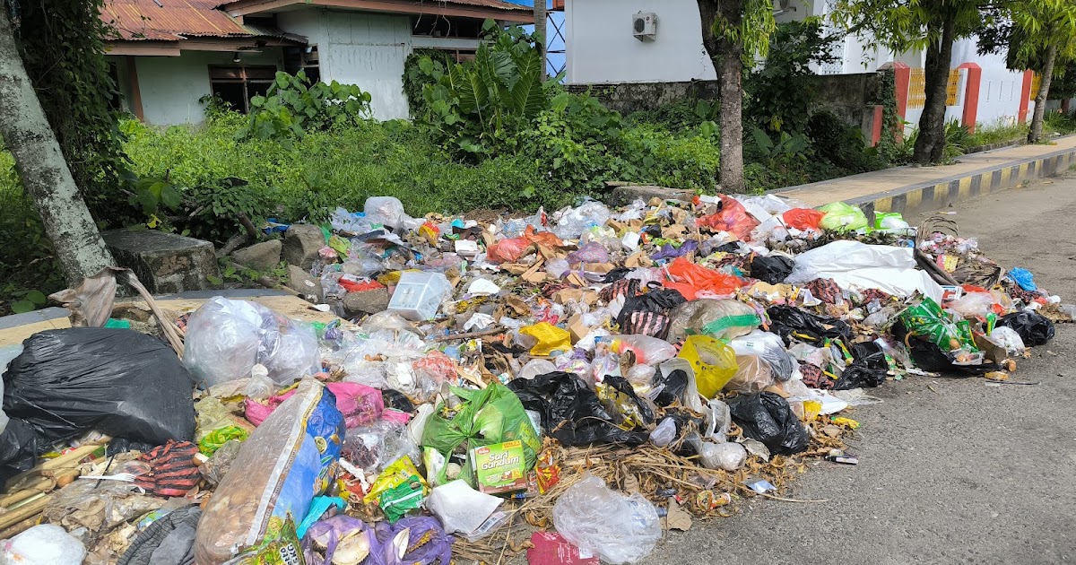 Tumpukan Sampah di Jalan Protokol Pekkabata Polewali Mandar Ganggu Belajar Ratusan Siswa SD