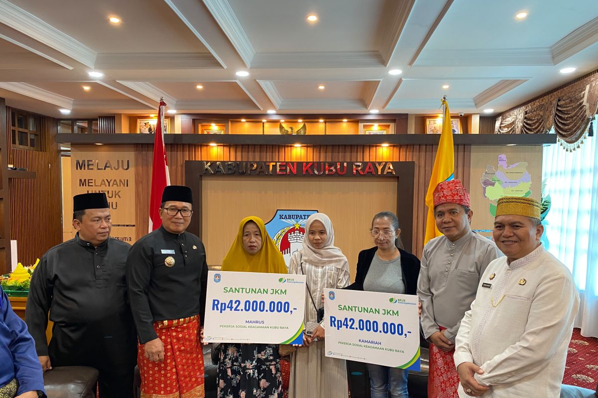 BPJS Ketenagakerjaan Serahkan Santunan Rp1,4 Miliar ke 39 Ahli Waris di HUT ke-19 Kabupaten Kubu Raya