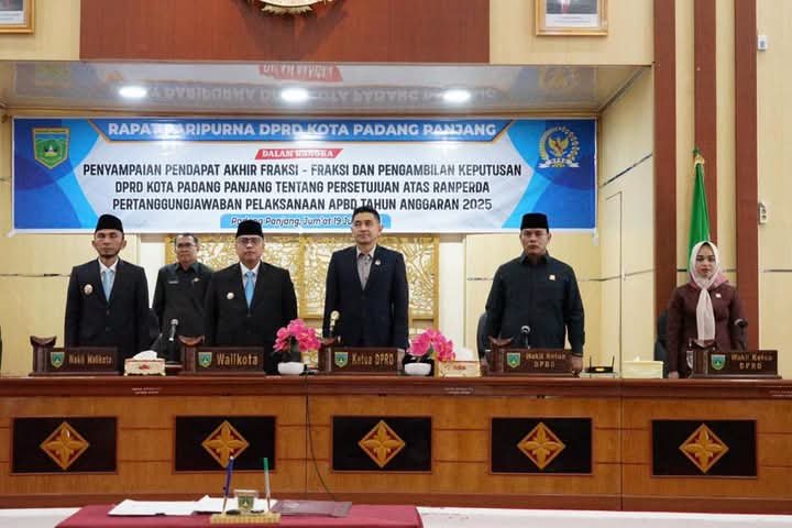 DPRD Padang Panjang Sahkan Perda Pertanggungjawaban APBD 2025, Wali Kota Janji Benahi Pelayanan RSUD