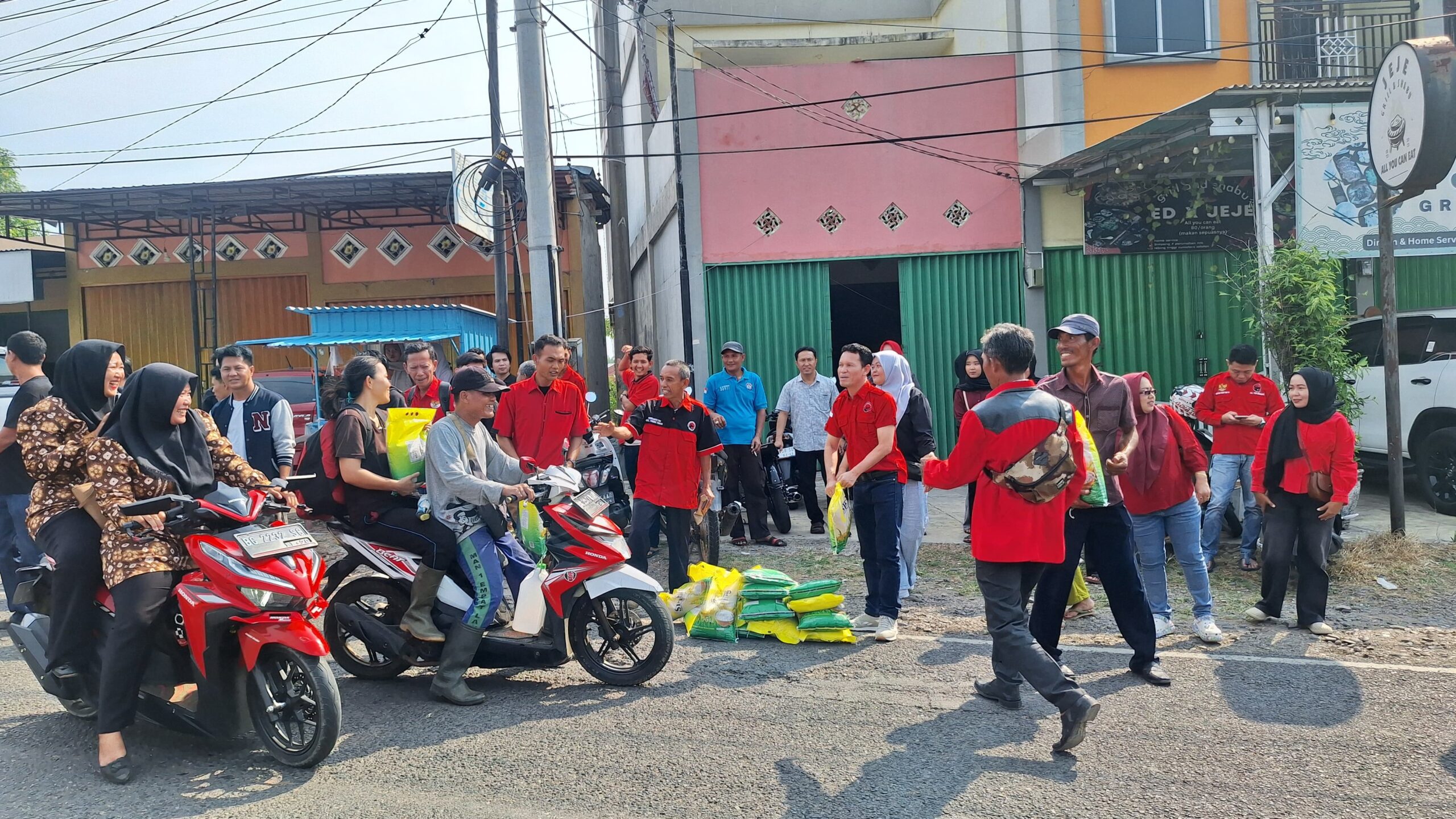 Peringati 30 Tahun Kudatuli, DPC PDIP Empat Lawang Gelar Doa Bersama dan Bagikan Sembako ke Ojek