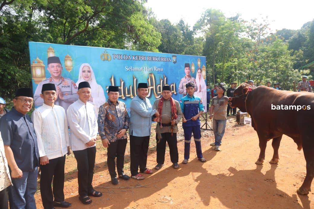 Polda Kepri Potong 2 Sapi dan 2 Kambing, Daging Kurban Disalurkan ke Polsek hingga Warga Rempang