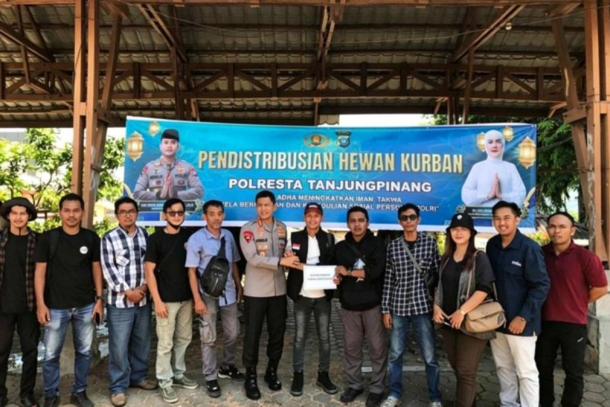 Polresta Tanjungpinang Bagikan 21 Hewan Kurban ke Masjid dan Pondok Pesantren, Terbanyak Sepanjang Sejarah