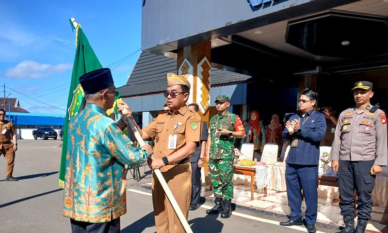 Bupati Barito Utara Lepas Kontingen Festival Budaya Isen Mulang 2026 ke Palangka Raya, Asisten Sekda Serahkan Pataka