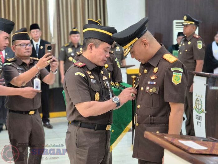 Kajati NTT Roch. Adi Wibowo Lantik Wakajati dan Empat Kajari Baru