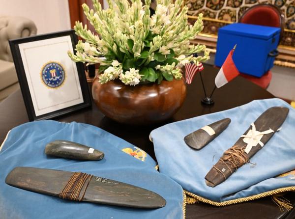 FBI Kembalikan 8 Artefak Papua ke Indonesia, dari Tengkorak Berukir hingga Kapak Batu Suku Dani