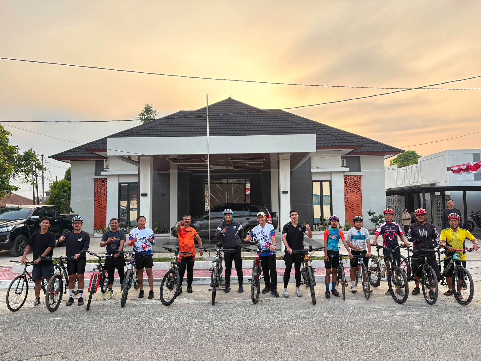 Polres Kutai Barat Gowes Bareng Komunitas Sepeda Melak dan Barong Tongkok, Kapolres Sebut Polri Hadir Secara Humanis