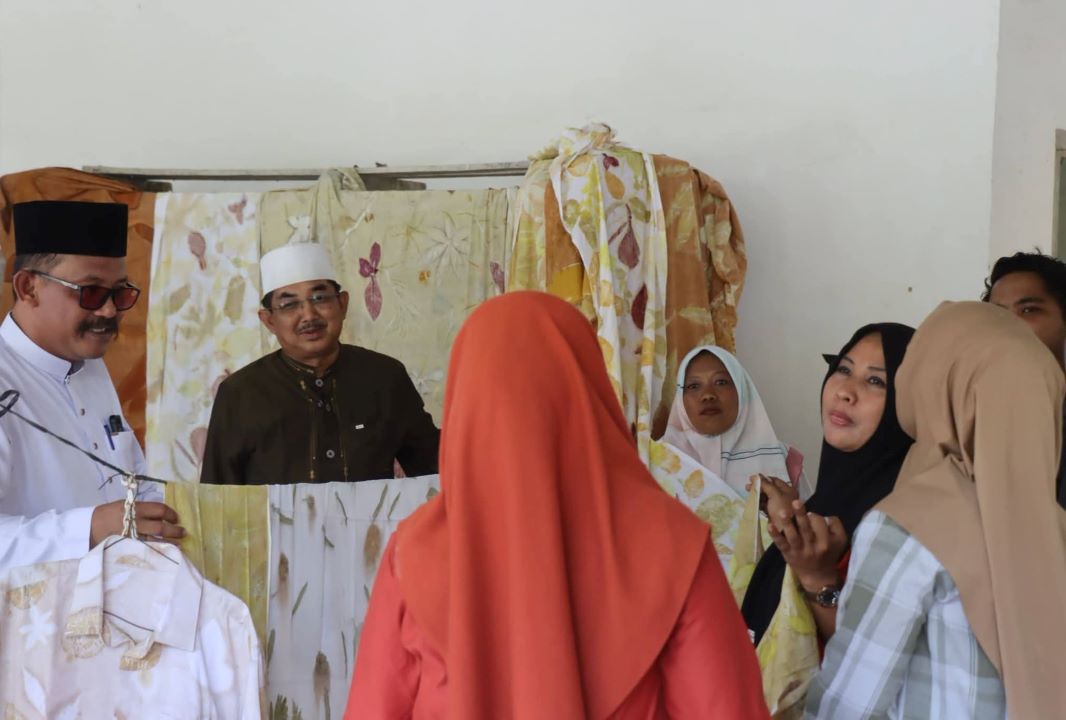 Bupati Tanjab Barat Anwar Sadat Tinjau UMKM Ecoprint di Kuala Dasal, Siapkan Fasilitasi HKI hingga Pemasaran