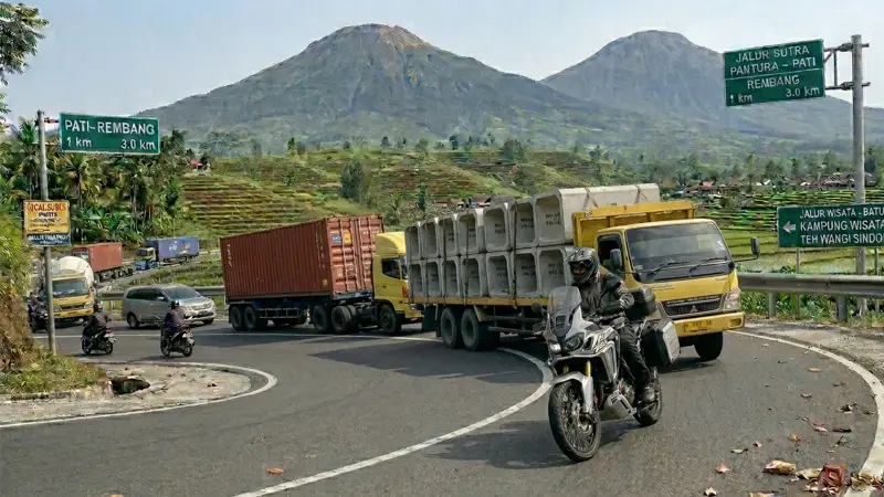Teknik Aman Hadapi Truk Besar di Jalur Pantura Pati–Rembang, Wajib Dikuasai Pengendara Motor