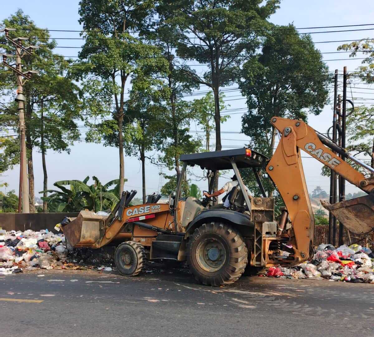 Sampah Menggunung di TPS Mendalo Darat Akhirnya Dibersihkan, DLH Muaro Jambi Kerahkan 11 Armada dan Alat Berat