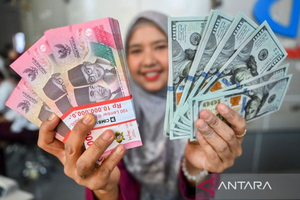 Rupiah Melemah ke Rp17.864 per Dolar AS, Harga Minyak Melonjak dan Ekspektasi Fed Angkat Beban