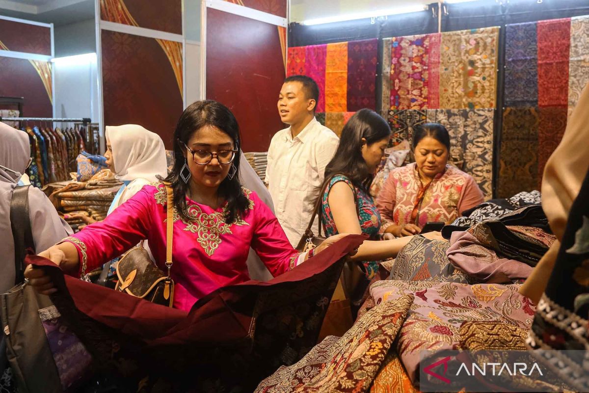 Dekranasda Makassar Bawa Tenun, Baju Bodo, dan Tas Lagosi ke Kriyanusa 2026 di Jakarta