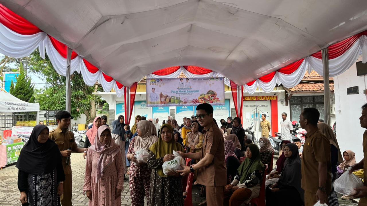 3.000 Paket Sembako Rp115 Ribu Ditebus Rp60 Ribu di Taktakan Serang, Warga Antre Sejak Pagi
