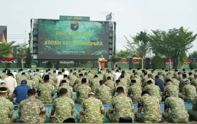 Prajurit TNI dan PNS Kodam XII/Tanjungpura Gelar Salat Istisqo di Kubu Raya, Pangdam Pimpin Langsung Doa Bersama