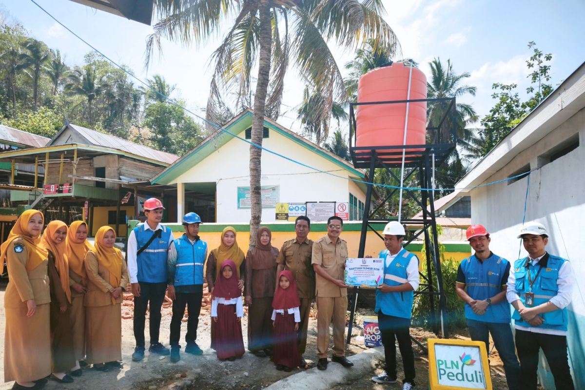 PLN UID Sulselrabar Bor Sumur di 2 Sekolah Soppeng, 333 Guru dan Murid Kini Punya Akses Air Bersih
