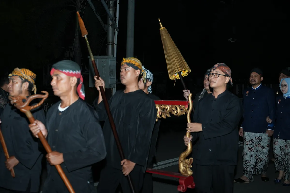 Tradisi Jamasan Kereta Kencana dan Pusaka Pemalang Malam Hari di Ndalem Notonagoro, Bupati Pimpin Ritual Bahasa Jawa
