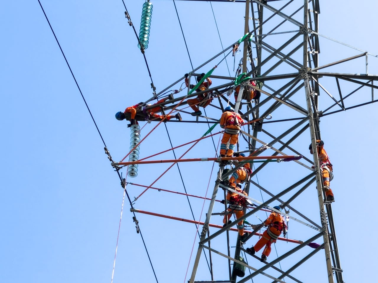 PLN NTB Ganti Isolator SUTT Jeranjang–Sengkol–Mantang Tanpa Padamkan Listrik, 10 Personel PDKB Dikerahkan