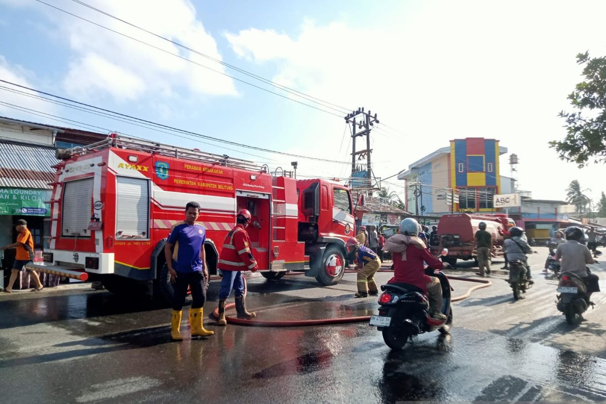 Damkar Belitung Padamkan Kebakaran Warung Makan di Jalan Raya Sijuk, Diduga Akibat Bocor Tabung Gas 3 Kg