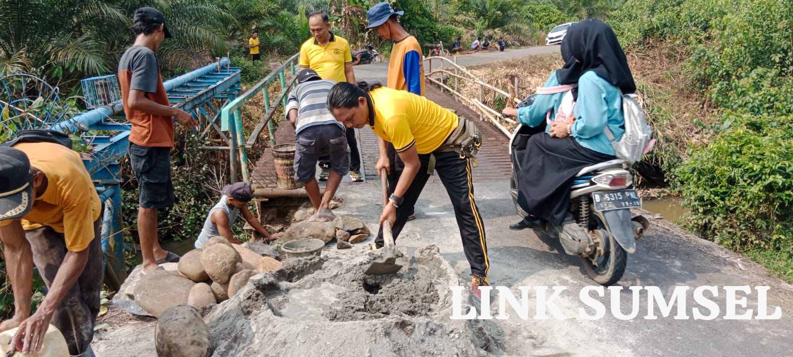 Polsek Jayaloka dan Warga di Musi Rawas Perbaiki Tanggul Jembatan Rusak Lewat Program BELIDA, Antisipasi Bahaya Pengguna Jalan