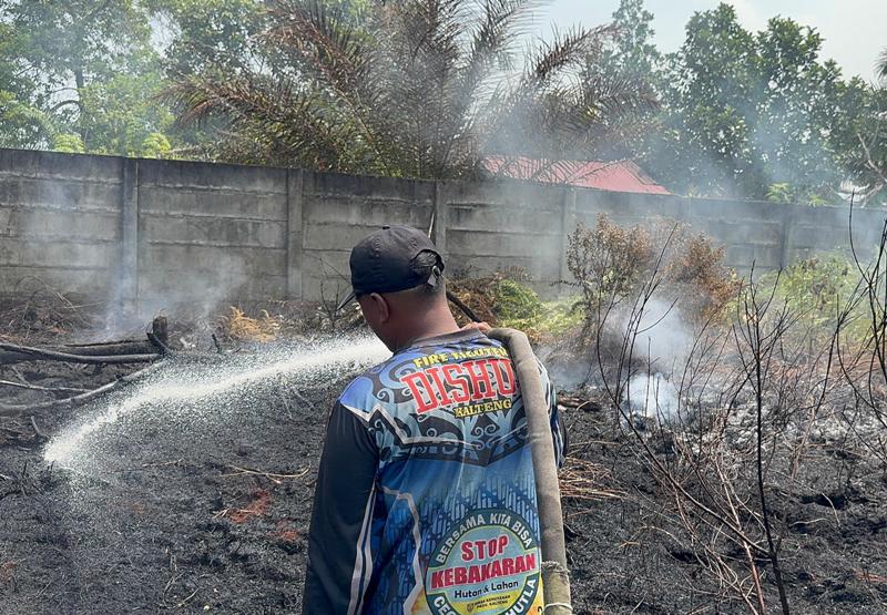 Dalkarhutla Dishut Kalteng Padamkan Karhutla di Bukit Tunggal Palangka Raya, Laporan Warga Langsung Ditindaklanjuti