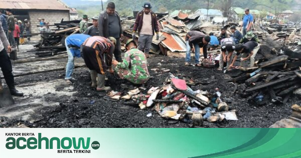 Koramil 06/Jagong dan Warga Gotong Royong Bersihkan Puing Kebakaran Pasar Jagong Jeget di Aceh Tengah