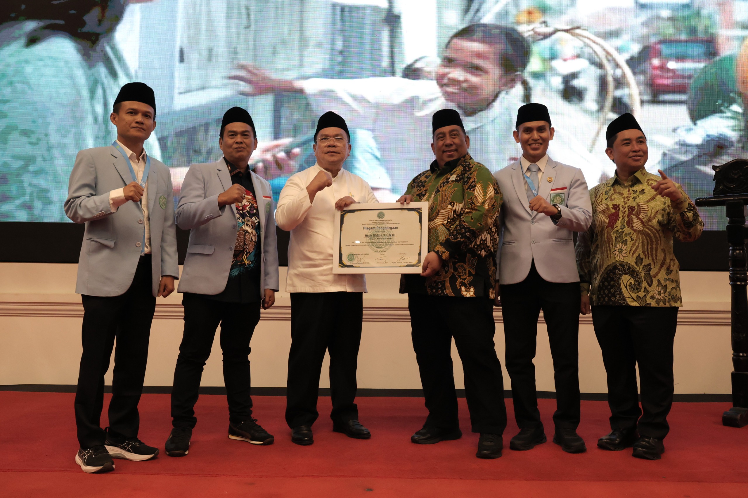 Wali Kota Pematangsiantar Wesly Silalahi Raih Penghargaan BKPRMI Pusat atas Pembinaan Pemuda Masjid dan Anak Yatim