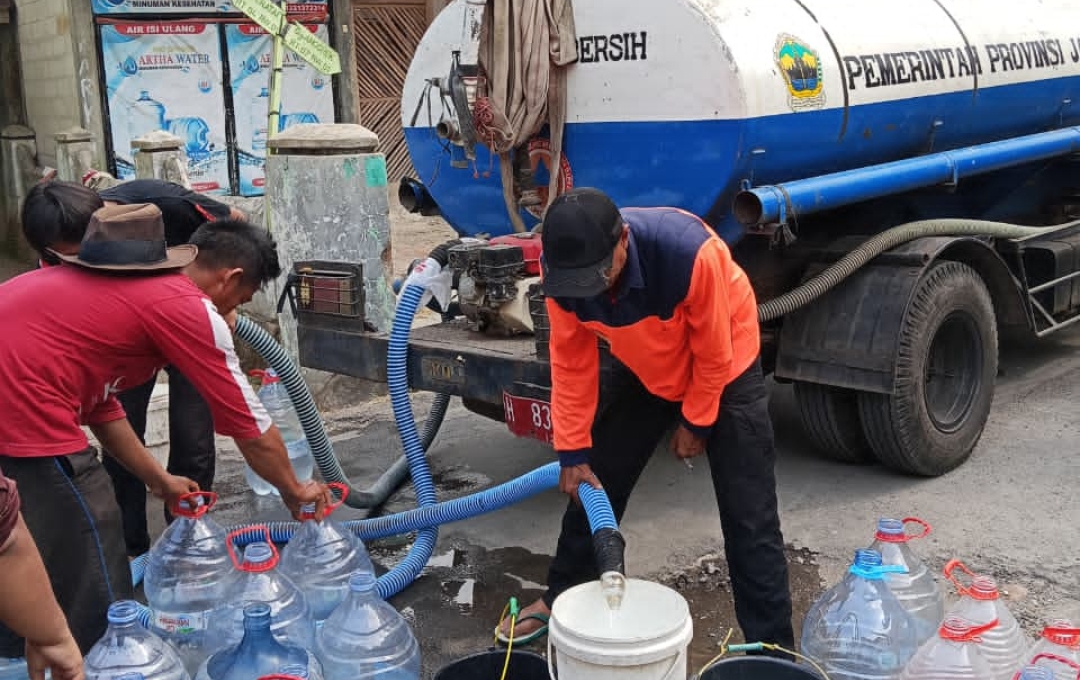 817 Warga di Brebes Terdampak Kemarau, BPBD Distribusikan 10.000 Liter Air Bersih ke Desa Pangebatan