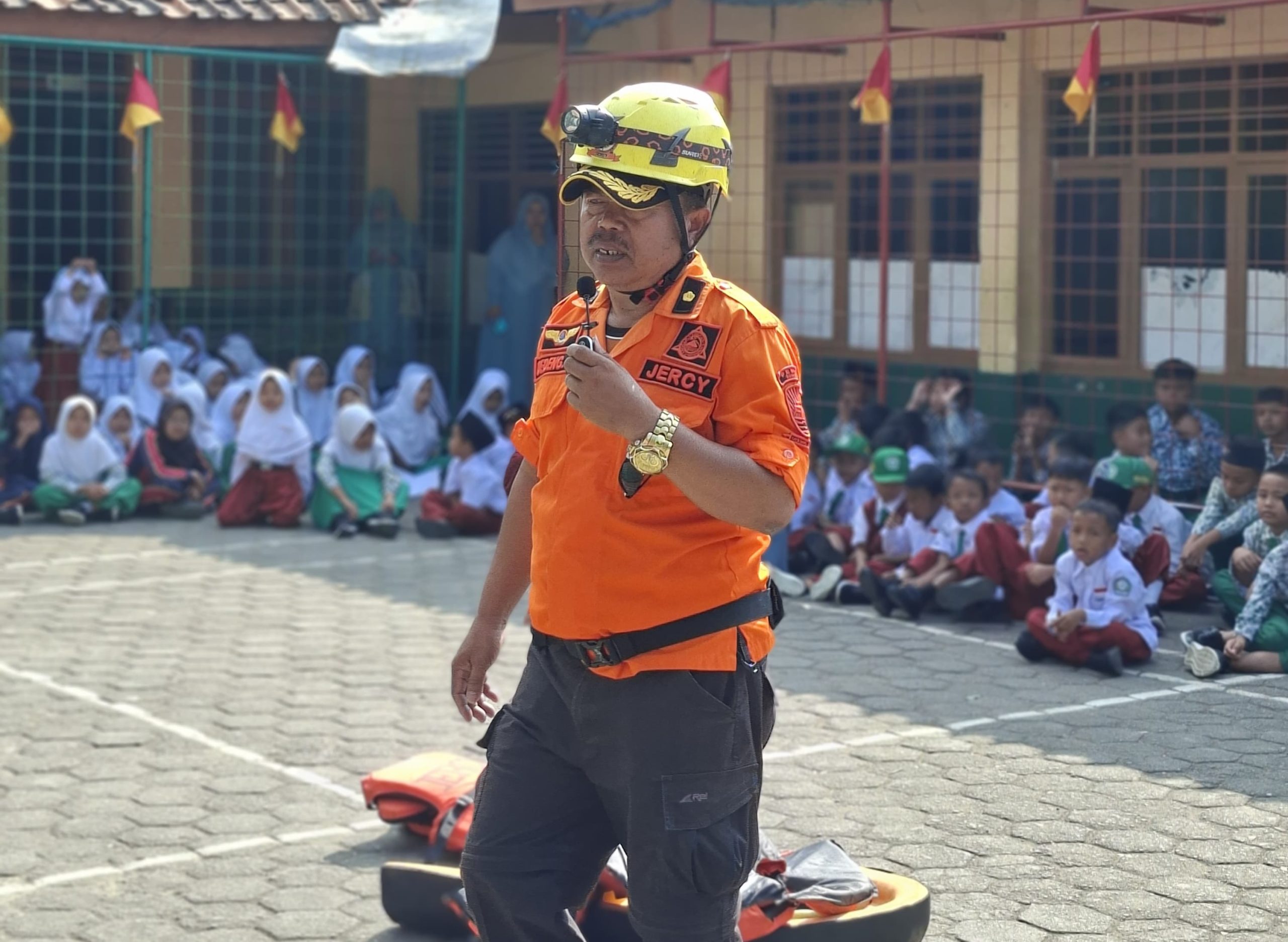 Siswa MI Raudlatul Muta’allimin Sumedang Diedukasi Mitigasi Bencana Lewat Simulasi Gempa dan Kebakaran