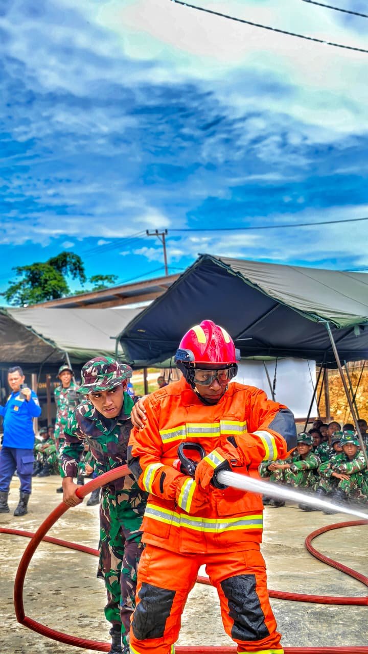 Damkar Tana Tidung Latih 40 Prajurit Yonif TP 922/Upuntaka Kendalikan Mesin Pompa Pemadam Kebakaran