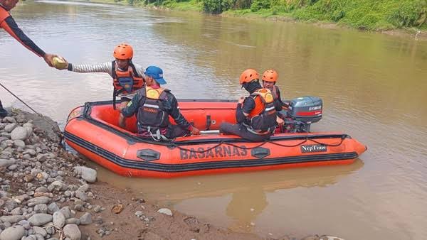 Lansia 69 Tahun Hilang Terseret Arus Sungai Ciwulan Tasikmalaya Saat Memungut Kelapa Hanyut, Tim SAR Dikerahkan