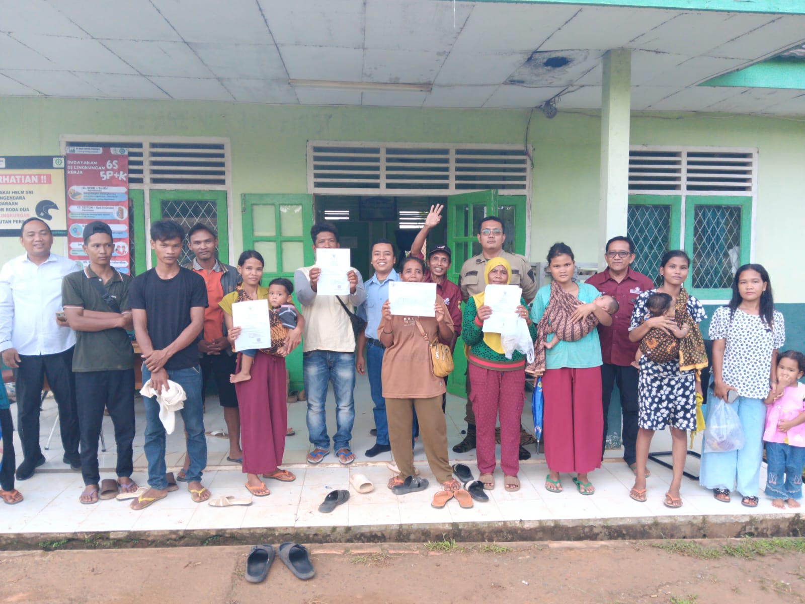 Disdukcapil Musi Rawas dan PT MHP Salurkan 23 KTP Elektronik untuk Warga Suku Anak Dalam, Akses Layanan Publik Terbuka