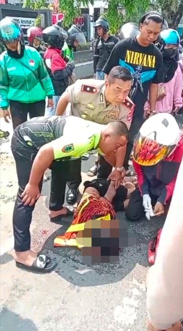 Kapolsek Banjarmasin Selatan Kompol Christugus Luruskan Arus Lalu Lintas dan Evakuasi Korban Lakalantas di Jalan A Yani, Langsung Dipuji Warga