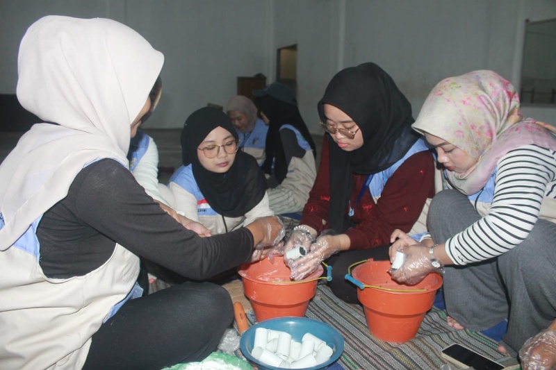 KKN UIN Walisongo Demak Latih Karang Taruna Tlogoweru Sulap Sekam Padi Jadi Briket Arang Bernilai Jual