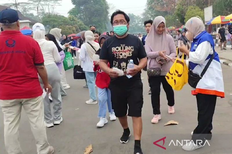 Hiswana Migas Sampit Bagikan 1.000 Masker di CFD Taman Kota, Warga Diminta Waspadai Udara Berbahaya