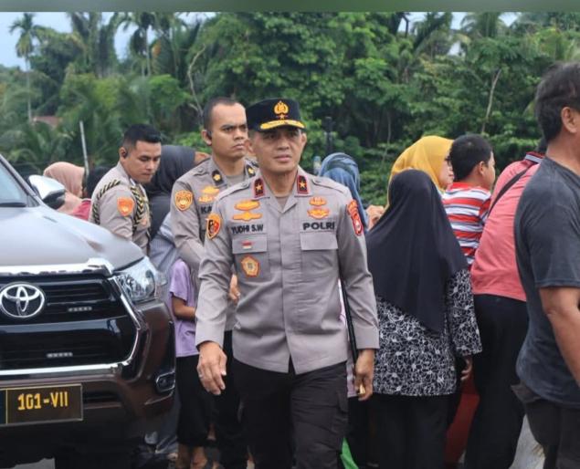 Kapolda Bengkulu Saksikan Penerjunan Free Fall Kopassus di Danau Dendam Tak Sudah, Warga Padati Lokasi
