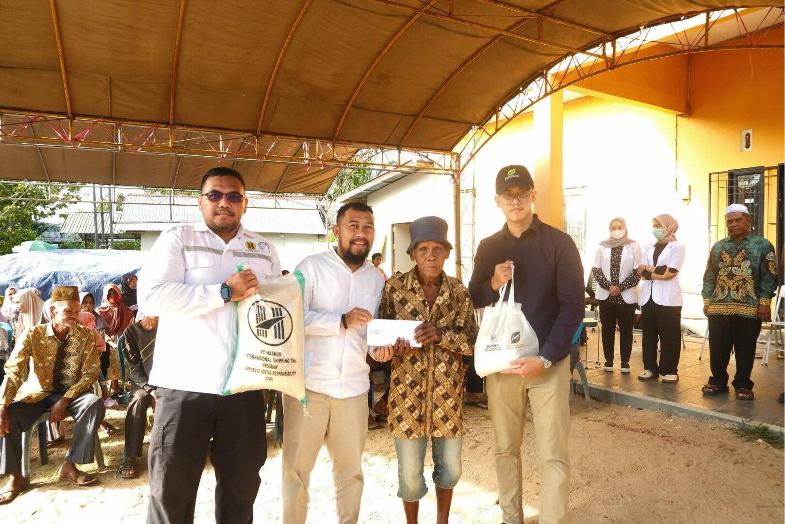 PT Hasnur Internasional Shipping Gelar Pemeriksaan Kesehatan Gratis untuk 112 Warga di Barito Kuala, Salurkan Bantuan ke 111 Penerima Manfaat