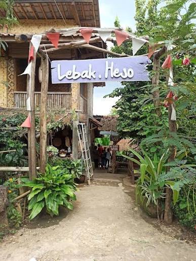 Saung Lebak Hejo di Karawang: Wisata Kuliner Sunda di Pinggir Sungai dengan Permainan Tradisional