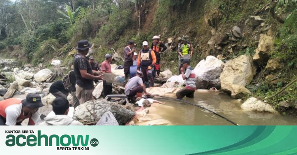Babinsa Koramil 04/Bintang dan Warga Kala Bintang Pasang 3.600 Meter Pipa Air Bersih untuk 1 Desa di Aceh Tengah