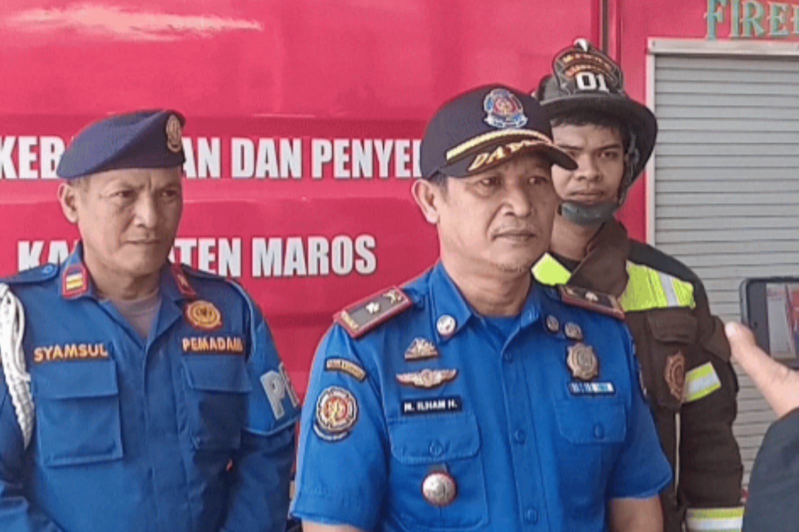 Damkar Maros Siram Gunungan Sampah di TPA Bontoramba, Antisipasi Kebakaran Akibat Gas Metana saat Kemarau