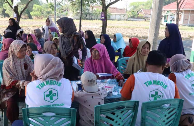 Dinkes Bojonegoro Gelar Pengobatan Gratis di Lokasi TMMD 129 Desa Kesongo, 50 Bibit TOGA Dibagikan