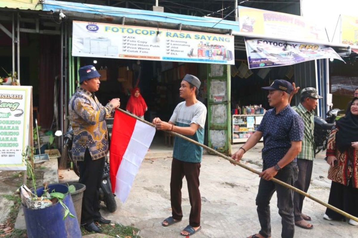 Rektor Unib Bagikan Bendera Merah Putih ke Warga Sekitar Kampus, Siapkan Tiang untuk yang Belum Punya
