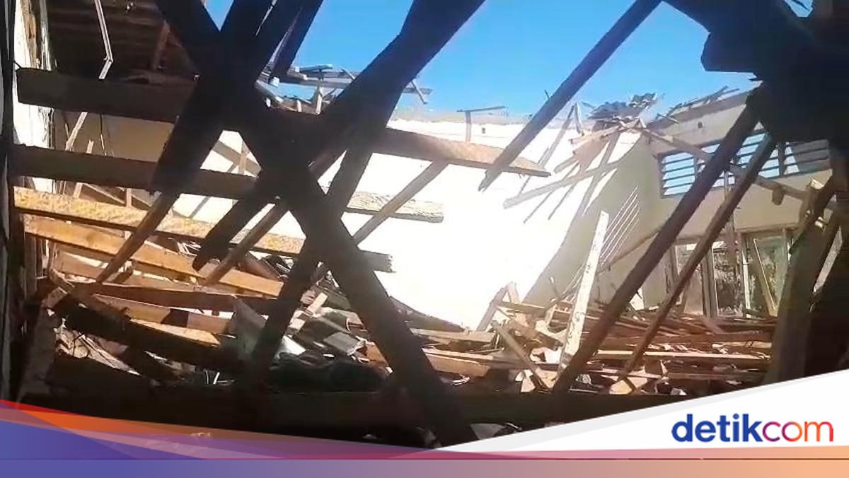 Atap SMAN 7 Mataram Ambruk Saat Jam Istirahat, 5 Siswa Luka-Luka Kena Reruntuhan Genteng Beton