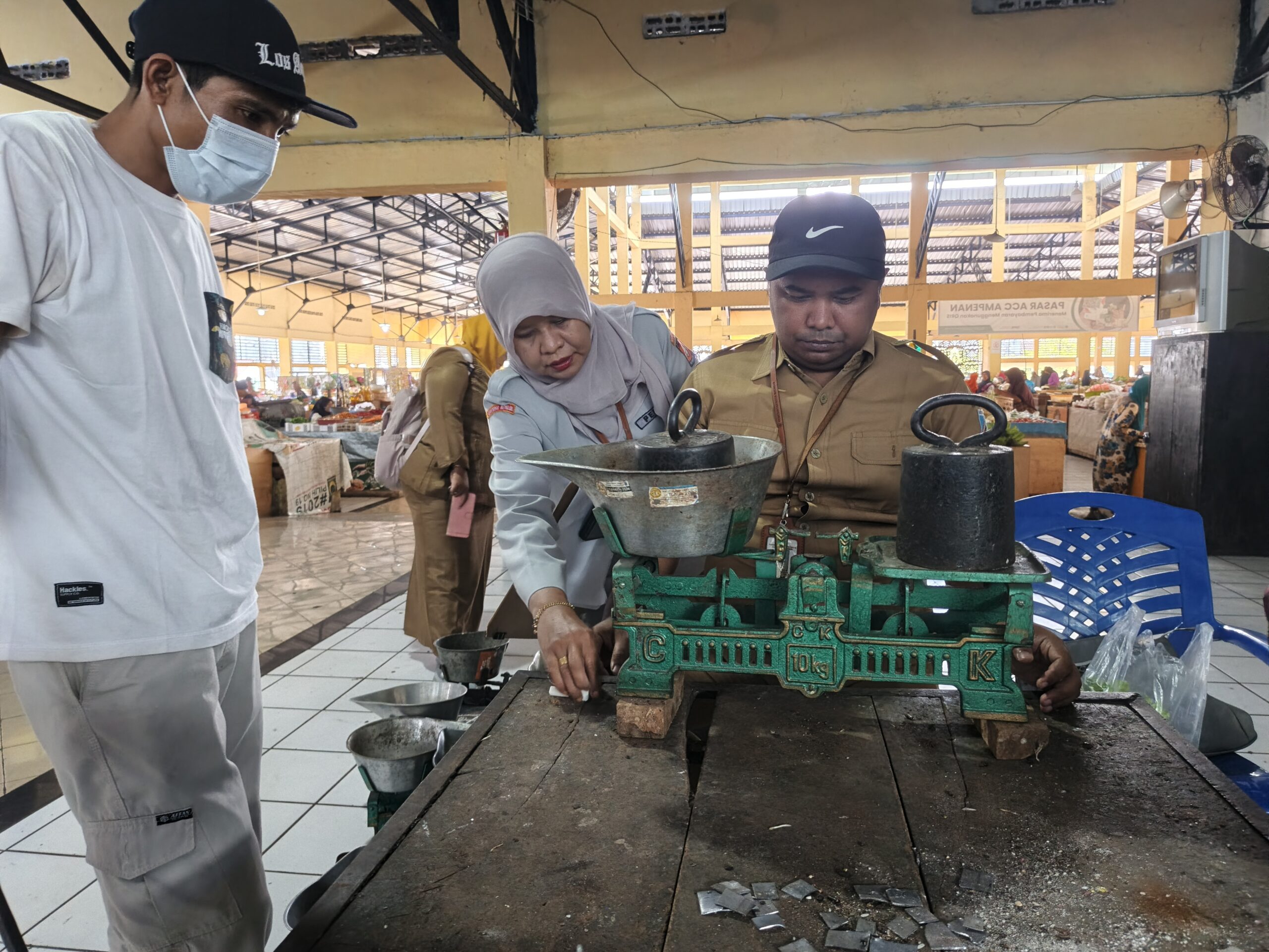 Timbangan Pedagang di Pasar ACC Ampenan Diperiksa, 10 Persen Tak Lolos Tera Ulang karena Rusak atau Tak Akurat