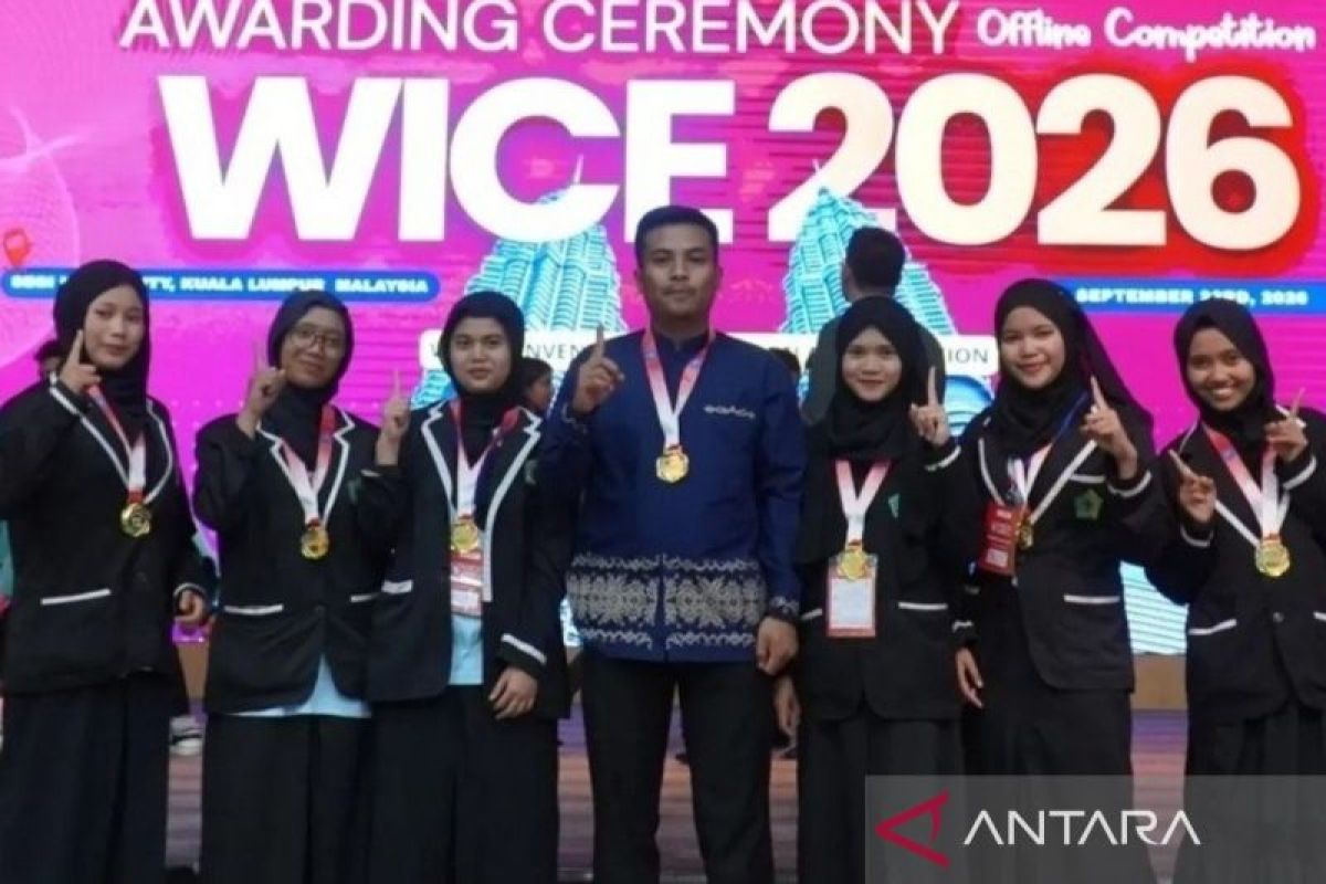 Siswa MAN Karo Bawa Pelet Eceng Gondok dan Ikan Red Devil Rebut Medali Emas di Malaysia