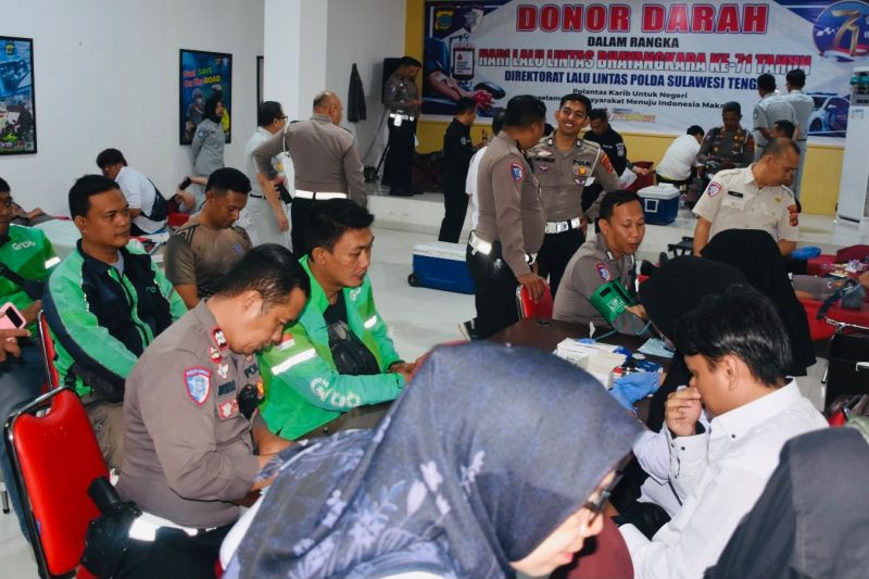Ditlantas Polda Sulteng Gandeng Ratusan Ojol Donor Darah di Palu, Sambut Hari Lalu Lintas Bhayangkara ke-71
