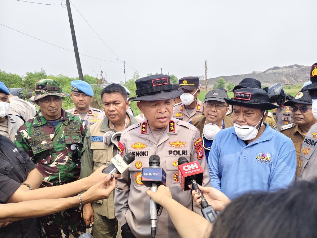 Kapolda Banten Turun Langsung ke TPA Jatiwaringin yang Terbakar, 8 dari 12 Titik Api Berhasil Dipadamkan